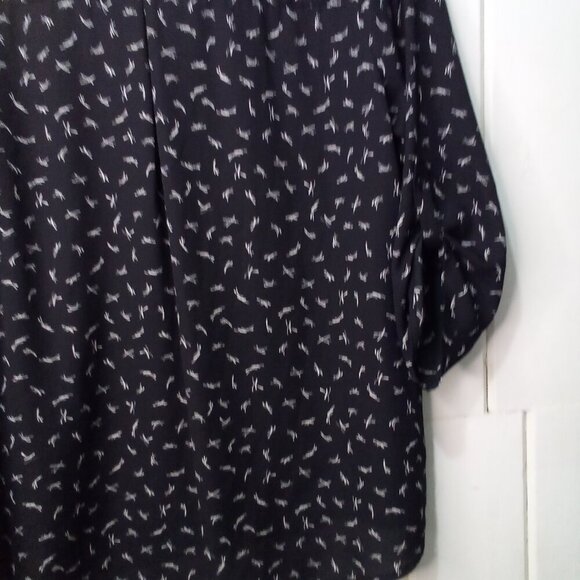 Maurices Blouse 1 1X Half Sleeve Shoulder Cut-Out Zipper Pattern Black White - Picture 15 of 16